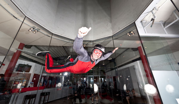 Der Adrenalinkick für echte Männer - Indoor Skydiving im Windkanal.