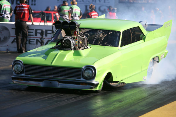 Fredrik Lundh in seinem Chevrolet Nova