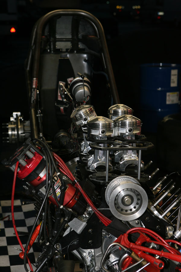 Funny Car mit Blick auf die Kolben des V8 Motors