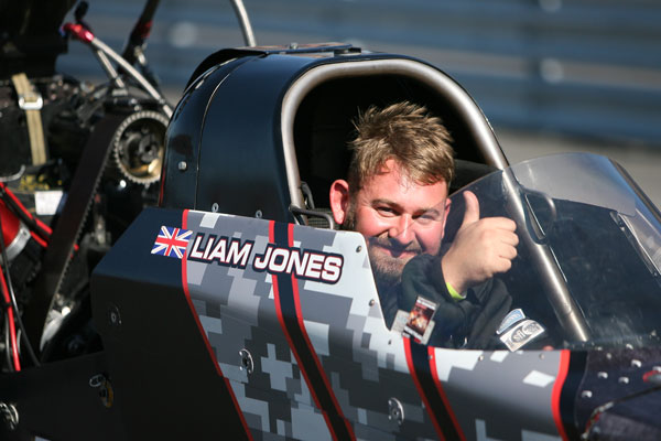 Der Brite Liam Jones in seinem Top Fuel Cockpit nach einem erfolgreichen Run