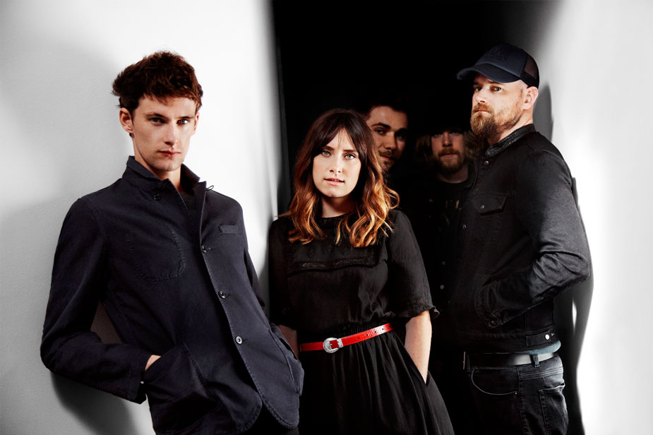 mit Walking On Cars im Gespräch