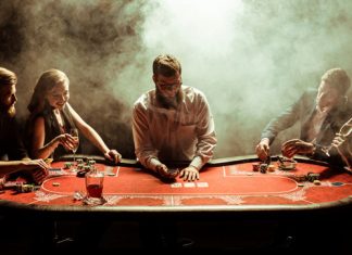Frauen beim Pokerabend