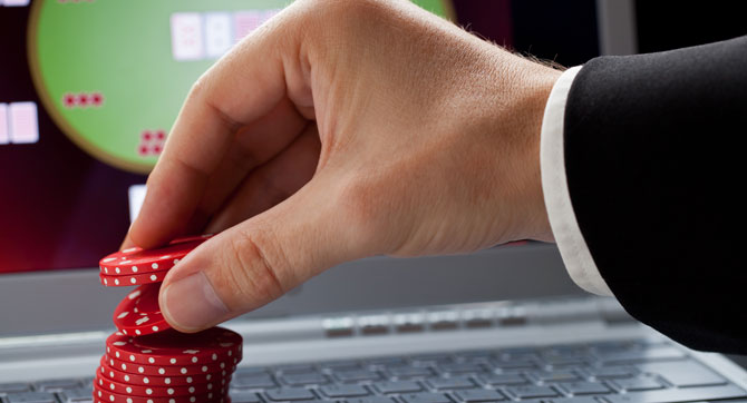 Online-Poker-Laptop Online-Pokern
