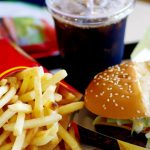 Warum du zum Burger besser keine Cola trinken solltest