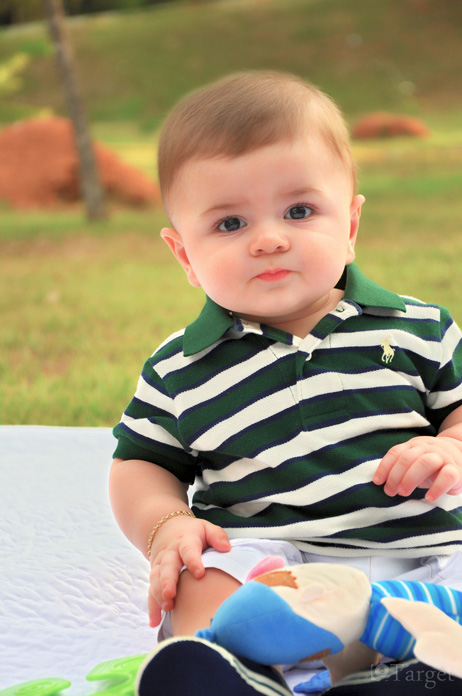 Baby mit Poloshirt