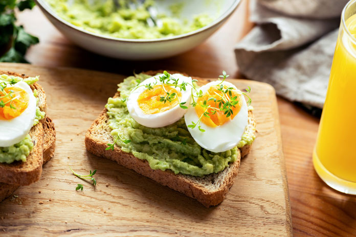 Keto Diät Rezepte, Avocado Eierbrot mit Speck