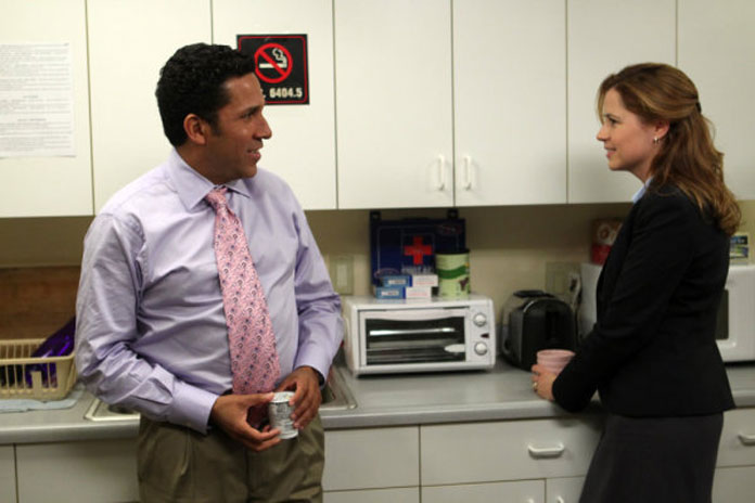Oscar Nunez (links) in The Office zusammen mit Jenna Fischer (rechts)