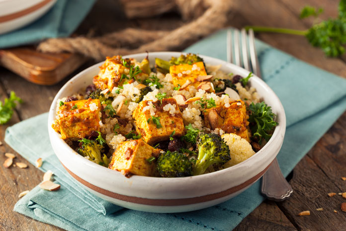 Paleo Diät Beispiel Gericht. Quinoa Tofu Bowl