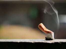 Rauchfrei Zigarette auf Tisch ausgedrückt