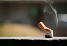 Rauchfrei Zigarette auf Tisch ausgedrückt