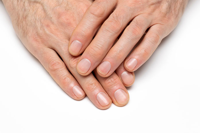 Körperpflege - Zwei Hände mit sehr gepflegten Nägeln und sauberen Nagelbetten.