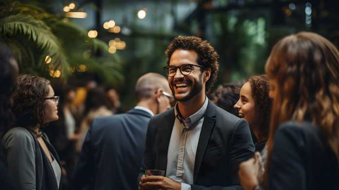 Networking - Mann unterhält sich gezielt mit einem Kontakt und knüpft so eine neue Geschäftsbeziehung.