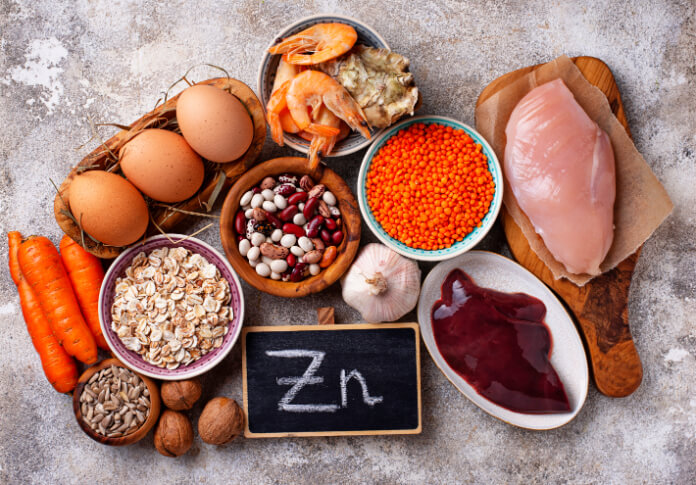 Zink Lebensmittel wie Fisch, Fleisch, Nüsse, Pilze und Austern (Nicht auf dem Bild vertreten)