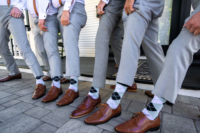 Anzug, Socken und Schuhe kombinieren