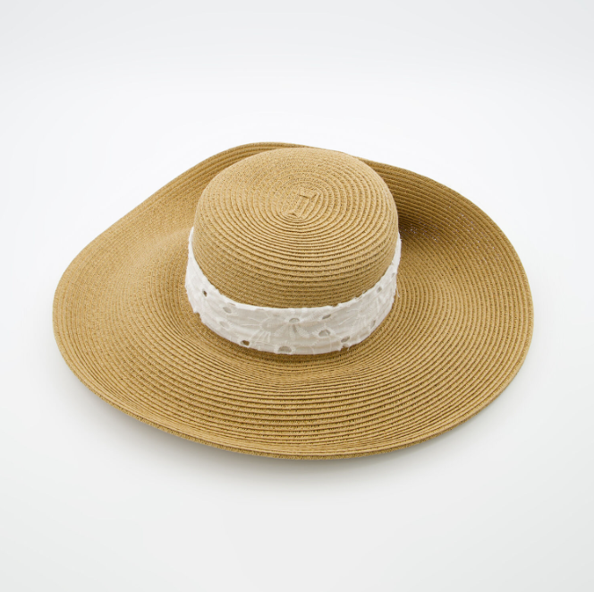 Beigefarbener Hut mit weißer Schleife