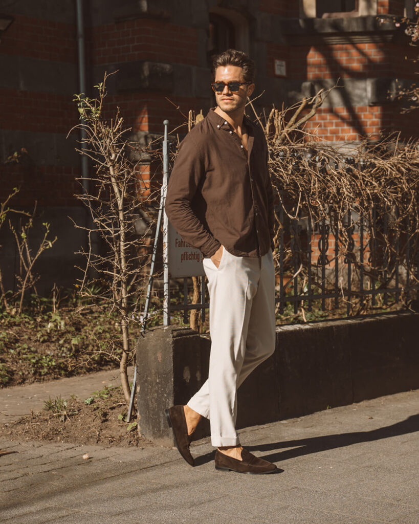 Mann in modischer Kleidung draußen mit Herren Loafer