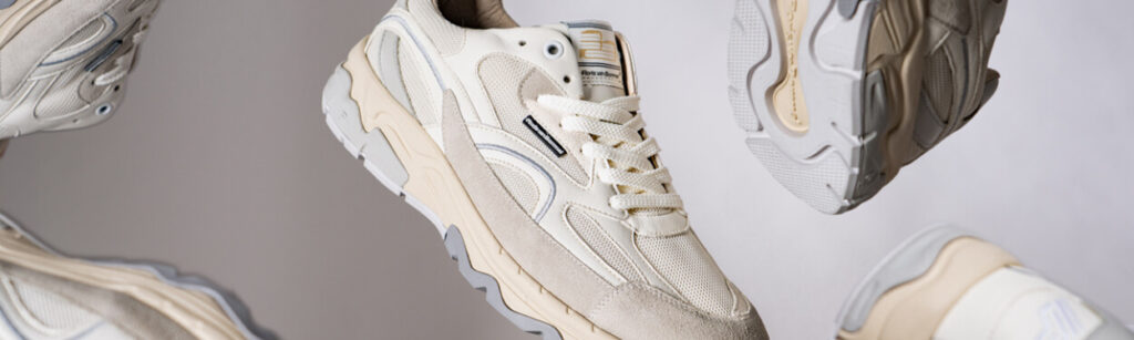 Beige Herren Sneakers in der Luft schwebend