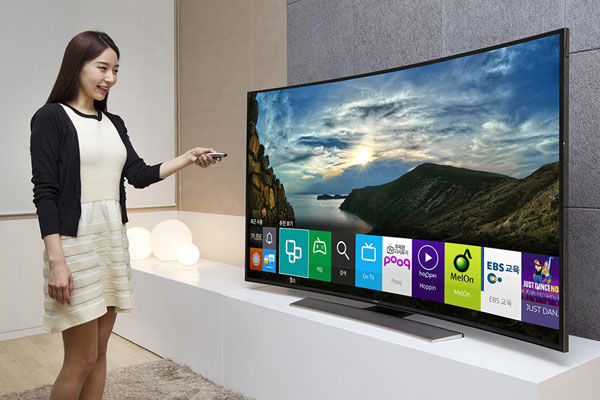 Durch die Sprachsteuerung der neuen Samsung TV-Modelle bleibt kein Gespräch mehr ungehört.