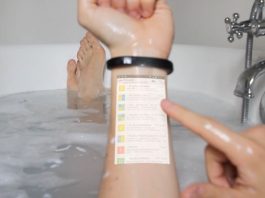 Das Smartphone in der Badewanne nutzen - einer der Vorteile des Cicret Bracelet