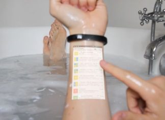 Das Smartphone in der Badewanne nutzen - einer der Vorteile des Cicret Bracelet