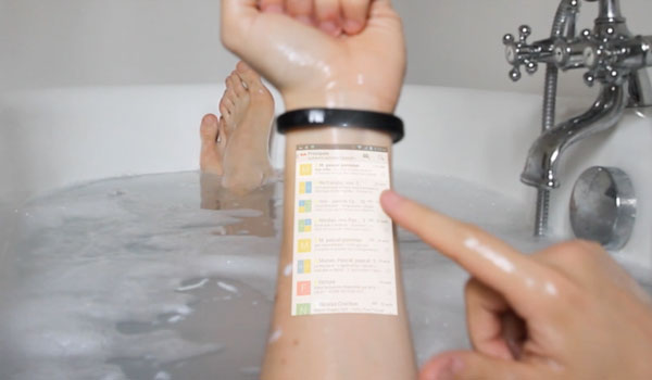 Das Smartphone in der Badewanne nutzen - einer der Vorteile des Cicret Bracelet