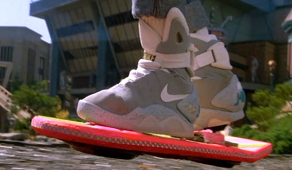 Marty McFly mit seinen Nike Mags auf dem Hover-Board