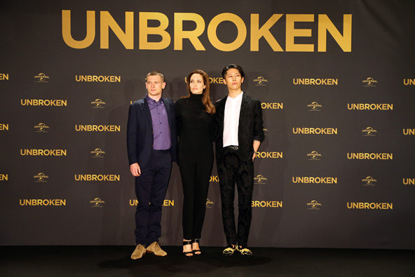 Angelina Jolie mit den beiden Hauptdarstellern Jack O’Connell und Miyavi bei der UNBROKEN Premiere in Berlin